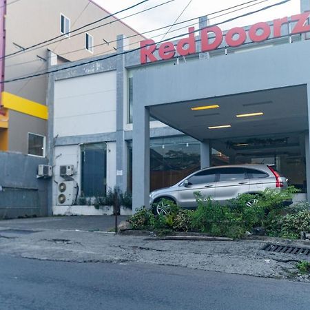 RedDoorz near Bahu Mall Manado Malalayang Exterior foto