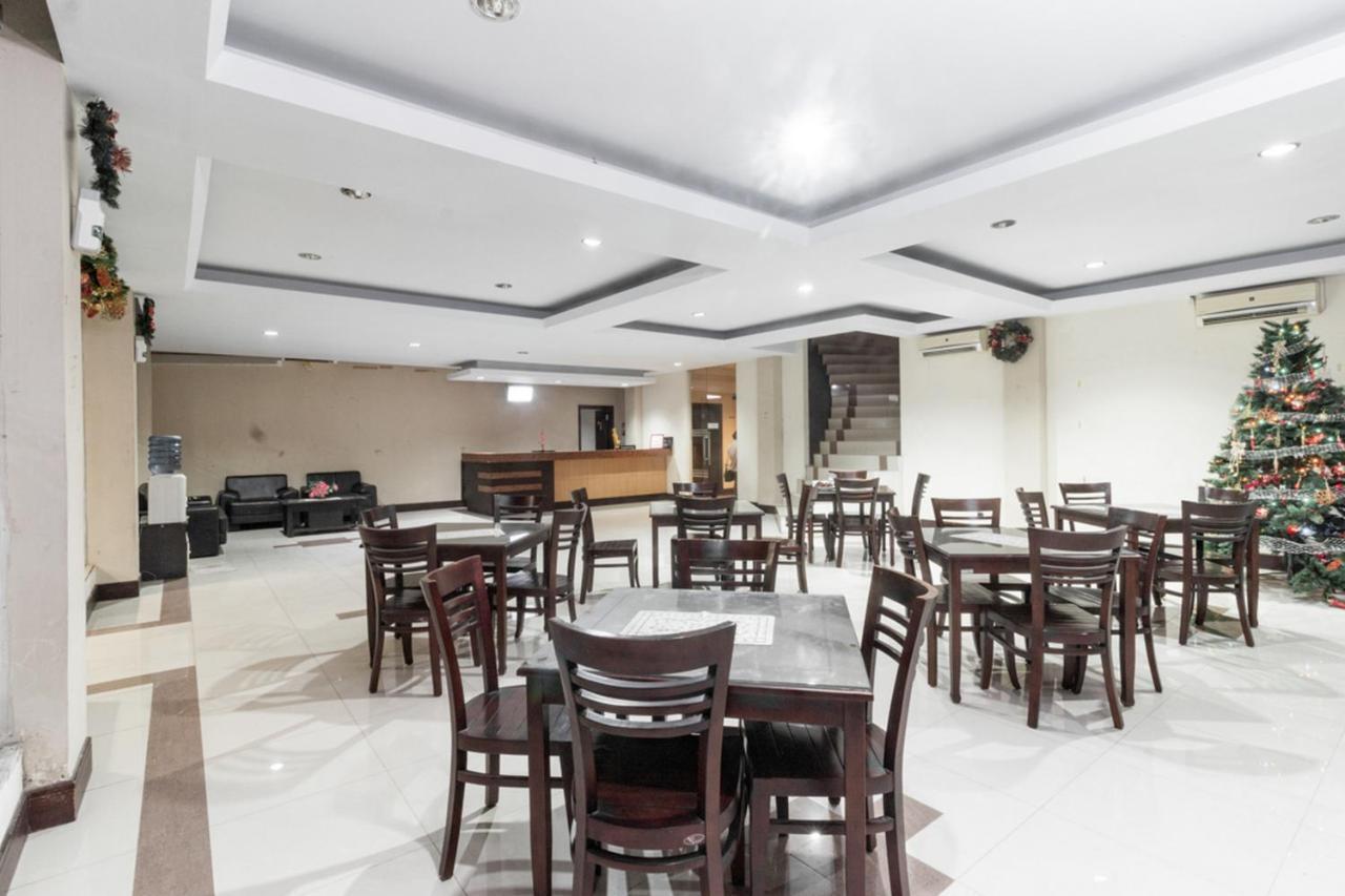RedDoorz near Bahu Mall Manado Malalayang Exterior foto