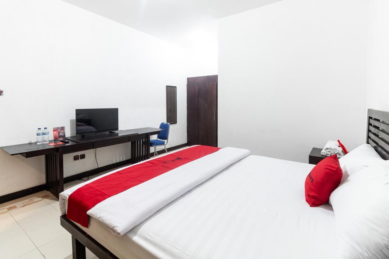 RedDoorz near Bahu Mall Manado Malalayang Exterior foto